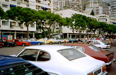 Der Quai Albert ist voll mit allen Capri Modellen aus zahlreichen Lndern
Le Quai Albert est rempli de tous les modles de Capri de nombreux pays
The Quai Albert is full of all Capri models from numerous countries